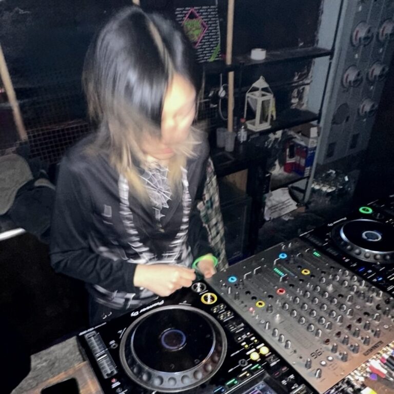 m i m i        [HOST: m i m i]